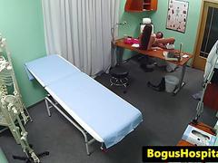 Нагой пляж - эксгибиционист блондина большой груди - выставка лодок