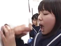 Menina da escola japonesa soprando galo através de gloryhole na sala de aula