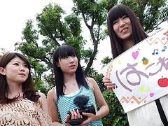 Drei japanische Teens saugen einen haarigen Schwanz im Auto